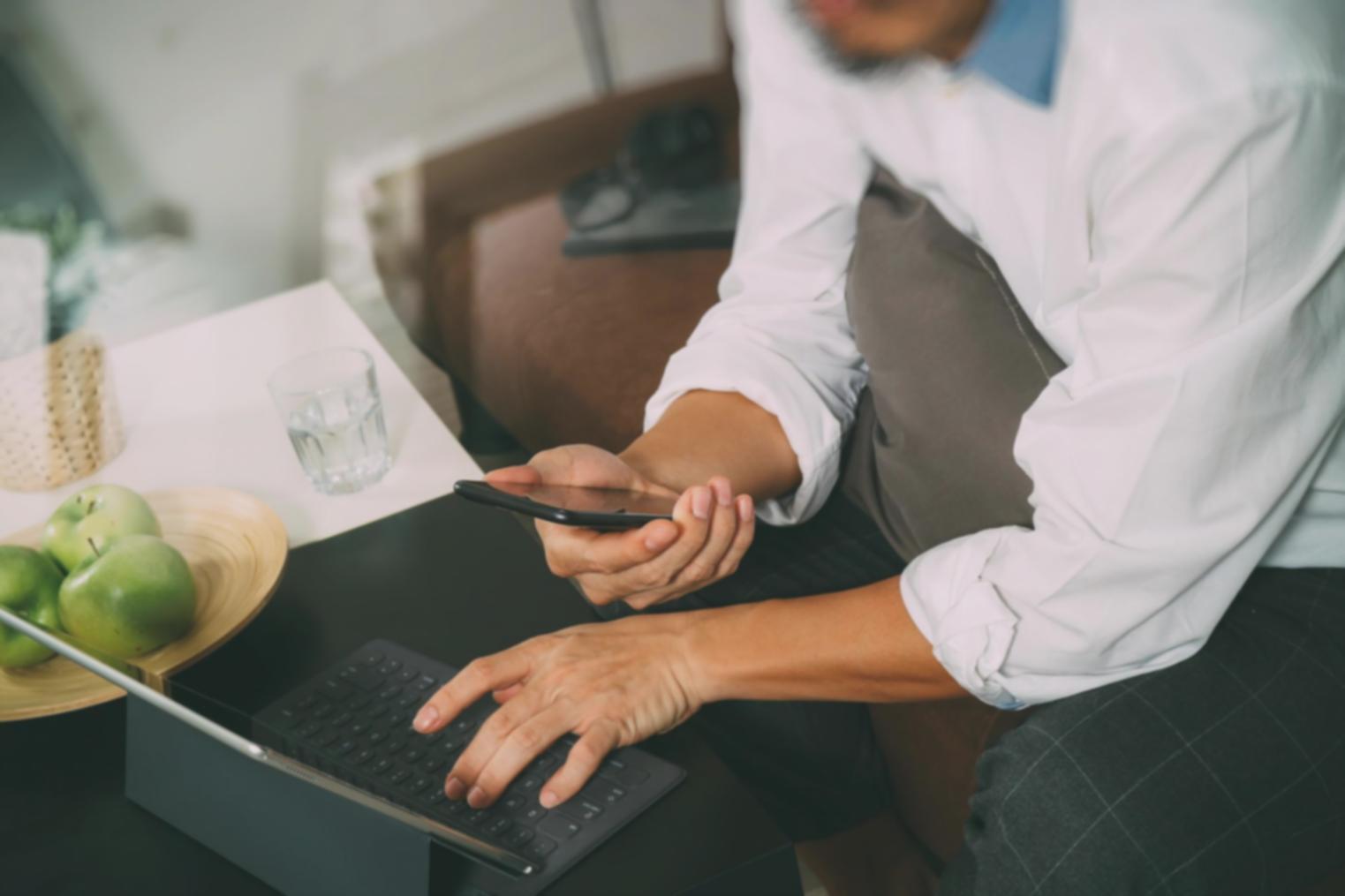 Equipo de eloentiorix trabajando en análisis financiero